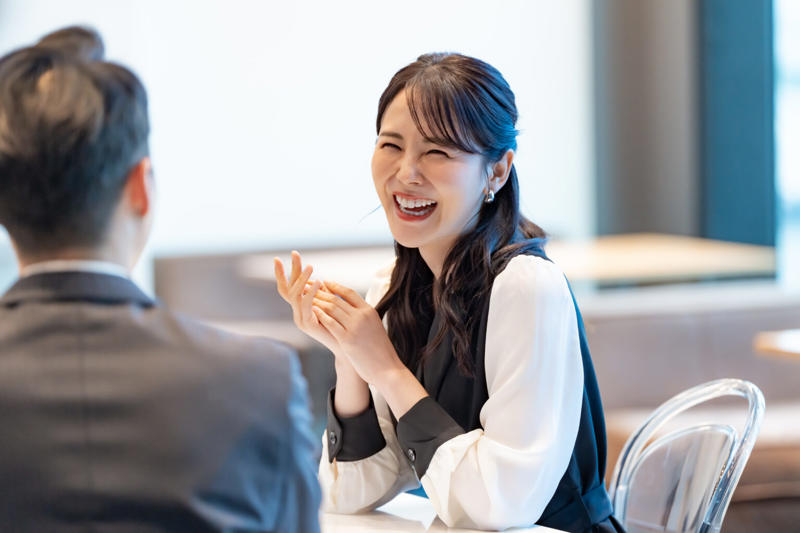 なぜ話しやすい？コミュ力が高い人の共通点, 相手を理解しようとする姿勢がある, 安心して話せる空気をつくる, 誰にでも敬意を持って接する, 完璧すぎず、話しかけやすい雰囲気がある, コミュ力が高い人が無意識にやっている7つのこと, 1. 相手の話を最後まで聞く, 2. 表情やうなずきで聞いていることを伝える, 3. 相手の名前を自然に呼ぶ, 4. 体ごと相手に向けて話を聞く, 5. 小さな変化や前の会話を覚えている, 6. 沈黙を急いで埋めない, 7. 自分の失敗談も少し見せる, コミュ力が高い人の会話の進め方, 相手の言葉を拾って返す, 気持ちに目を向けて聞く, まず受け止めてから返す, 共感を添えてから自分の意見を話す, 答えやすい聞き方で会話を広げる, コミュ力を下げる話し方のクセ, すぐに自分の話へ持っていく, 話の途中で結論を急ぐ, 「でも」で返してしまう, 気まずさを埋めようと話しすぎる, コミュ力を育てる小さな習慣, 挨拶にひと言添える, 返す前に一拍置く, 名前を一回入れて話してみる, 相づちを少し大きめにする, 相手の言葉を一語だけ拾って返す, コミュ力の高さは、話しやすさに表れる