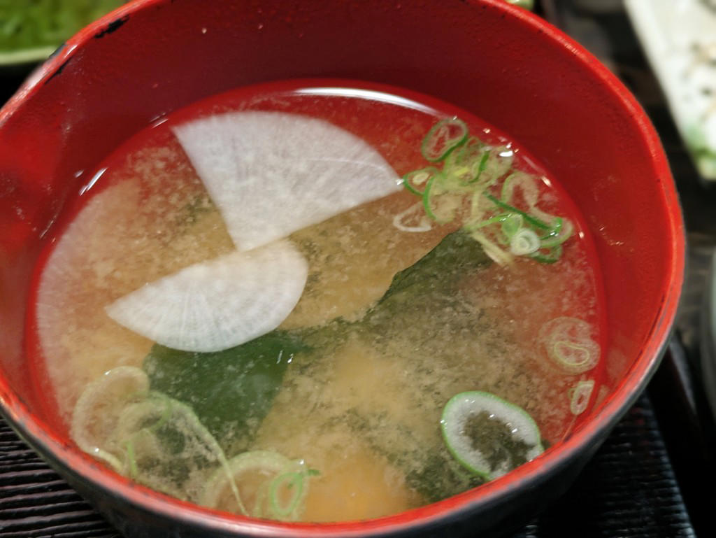 開店10分後で滑り込みセーフ！幻の「限定10食」, 目の前に現れたのは、宝石箱のような海鮮丼！, 具沢山お味噌汁にデザートまで！驚愕の1,500円, 限定10食を狙うなら、11時30分の入店がオススメ！