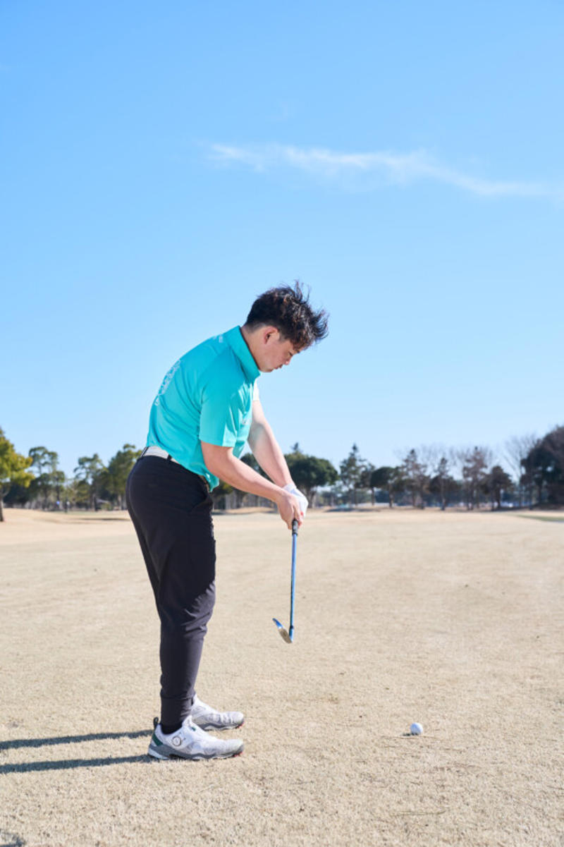ショートアイアンほど飛ばない人は要注意, 思い当たりませんか？, 原因①手首の使い方が悪くフェースが開いてしまう, 原因②右に体重が残って最下点が手前にきてしまう