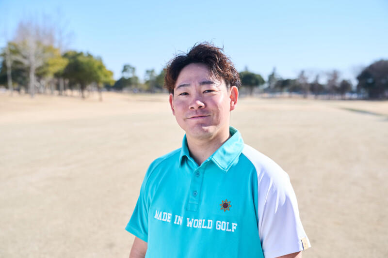 ショートアイアンほど飛ばない人は要注意, 思い当たりませんか？, 原因①手首の使い方が悪くフェースが開いてしまう, 原因②右に体重が残って最下点が手前にきてしまう