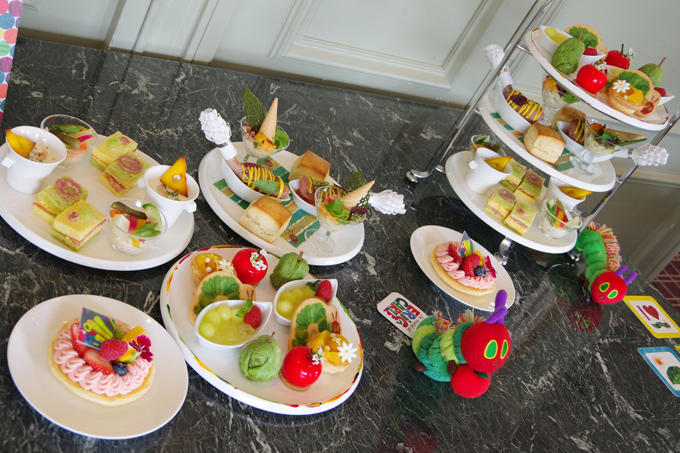 「はらぺこあおむしアフタヌーンティー～THE VERY HUNGRY TEA TIME～」＠帝国ホテル 東京, 1段目は「げつようびのりんご」や「かようびのなし」などスイーツたっぷり, はらぺこあおむしクッキー, “げつようびのりんご”のムース, “かようびのなし”のパイ, “きんようびのオレンジ”のタルト, メロンとフランボワーズのカクテル, 2段目は、食べごたえあるソーセージ！アイスクリームにはしかけが!?, プレーンスコーン＋いちごジャム, 骨付きソーセージとラタトゥイユ, アイスクリームに見立てたポテトサラダとコールスロー, サラミに穴をあけたのは…3段目はこちら！, カラフルピクルスとシーフードのサラダ, スモークサーモンとコーンのチーズクリームチャウダー, サラミと卵のサンドイッチ, スペシャルデザート, “ちょうちょ”のフルーツパンケーキ, はらぺこあおむしアフタヌーンティー～THE VERY HUNGRY TEA TIME～for KIDS, 名作絵本の世界を満喫！「はらぺこあおむしアフタヌーンティー～THE VERY HUNGRY TEA TIME～」, 「はらぺこあおむしアフタヌーンティー～THE VERY HUNGRY TEA TIME～ for KIDS」