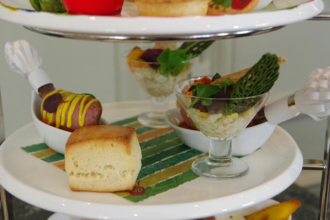 「はらぺこあおむしアフタヌーンティー～THE VERY HUNGRY TEA TIME～」＠帝国ホテル 東京, 1段目は「げつようびのりんご」や「かようびのなし」などスイーツたっぷり, はらぺこあおむしクッキー, “げつようびのりんご”のムース, “かようびのなし”のパイ, “きんようびのオレンジ”のタルト, メロンとフランボワーズのカクテル, 2段目は、食べごたえあるソーセージ！アイスクリームにはしかけが!?, プレーンスコーン＋いちごジャム, 骨付きソーセージとラタトゥイユ, アイスクリームに見立てたポテトサラダとコールスロー, サラミに穴をあけたのは…3段目はこちら！, カラフルピクルスとシーフードのサラダ, スモークサーモンとコーンのチーズクリームチャウダー, サラミと卵のサンドイッチ, スペシャルデザート, “ちょうちょ”のフルーツパンケーキ, はらぺこあおむしアフタヌーンティー～THE VERY HUNGRY TEA TIME～for KIDS, 名作絵本の世界を満喫！「はらぺこあおむしアフタヌーンティー～THE VERY HUNGRY TEA TIME～」, 「はらぺこあおむしアフタヌーンティー～THE VERY HUNGRY TEA TIME～ for KIDS」
