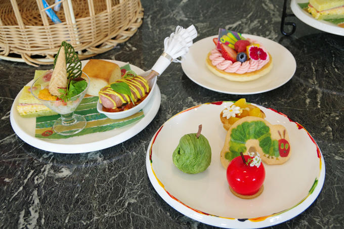 「はらぺこあおむしアフタヌーンティー～THE VERY HUNGRY TEA TIME～」＠帝国ホテル 東京, 1段目は「げつようびのりんご」や「かようびのなし」などスイーツたっぷり, はらぺこあおむしクッキー, “げつようびのりんご”のムース, “かようびのなし”のパイ, “きんようびのオレンジ”のタルト, メロンとフランボワーズのカクテル, 2段目は、食べごたえあるソーセージ！アイスクリームにはしかけが!?, プレーンスコーン＋いちごジャム, 骨付きソーセージとラタトゥイユ, アイスクリームに見立てたポテトサラダとコールスロー, サラミに穴をあけたのは…3段目はこちら！, カラフルピクルスとシーフードのサラダ, スモークサーモンとコーンのチーズクリームチャウダー, サラミと卵のサンドイッチ, スペシャルデザート, “ちょうちょ”のフルーツパンケーキ, はらぺこあおむしアフタヌーンティー～THE VERY HUNGRY TEA TIME～for KIDS, 名作絵本の世界を満喫！「はらぺこあおむしアフタヌーンティー～THE VERY HUNGRY TEA TIME～」, 「はらぺこあおむしアフタヌーンティー～THE VERY HUNGRY TEA TIME～ for KIDS」