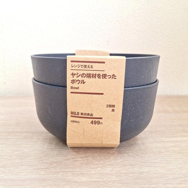 無印良品の「優秀キッチングッズ」をまとめました！, 1.「ロック付き結束ゴムバンド 3色セット」, ロック付きで使い勝手ばつぐん！, 伸縮性が良くて、使いやすいです！, 2.「レンジで使える ヤシの端材を使った ボウル」, メニューを選ばず、なんでも盛り付けやすいサイズです。, 割れにくく、お手入れしやすいのもうれしいです。, 3.「やぶれにくい キッチンシート」, 野菜についた水分を、しっかり吸収してくれます。, ゴシゴシと拭き掃除してもやぶれません。