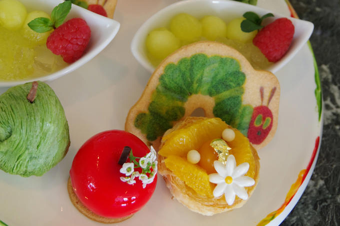 「はらぺこあおむしアフタヌーンティー～THE VERY HUNGRY TEA TIME～」＠帝国ホテル 東京, 1段目は「げつようびのりんご」や「かようびのなし」などスイーツたっぷり, はらぺこあおむしクッキー, “げつようびのりんご”のムース, “かようびのなし”のパイ, “きんようびのオレンジ”のタルト, メロンとフランボワーズのカクテル, 2段目は、食べごたえあるソーセージ！アイスクリームにはしかけが!?, プレーンスコーン＋いちごジャム, 骨付きソーセージとラタトゥイユ, アイスクリームに見立てたポテトサラダとコールスロー, サラミに穴をあけたのは…3段目はこちら！, カラフルピクルスとシーフードのサラダ, スモークサーモンとコーンのチーズクリームチャウダー, サラミと卵のサンドイッチ, スペシャルデザート, “ちょうちょ”のフルーツパンケーキ, はらぺこあおむしアフタヌーンティー～THE VERY HUNGRY TEA TIME～for KIDS, 名作絵本の世界を満喫！「はらぺこあおむしアフタヌーンティー～THE VERY HUNGRY TEA TIME～」, 「はらぺこあおむしアフタヌーンティー～THE VERY HUNGRY TEA TIME～ for KIDS」