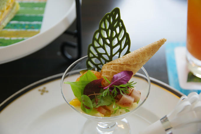「はらぺこあおむしアフタヌーンティー～THE VERY HUNGRY TEA TIME～」＠帝国ホテル 東京, 1段目は「げつようびのりんご」や「かようびのなし」などスイーツたっぷり, はらぺこあおむしクッキー, “げつようびのりんご”のムース, “かようびのなし”のパイ, “きんようびのオレンジ”のタルト, メロンとフランボワーズのカクテル, 2段目は、食べごたえあるソーセージ！アイスクリームにはしかけが!?, プレーンスコーン＋いちごジャム, 骨付きソーセージとラタトゥイユ, アイスクリームに見立てたポテトサラダとコールスロー, サラミに穴をあけたのは…3段目はこちら！, カラフルピクルスとシーフードのサラダ, スモークサーモンとコーンのチーズクリームチャウダー, サラミと卵のサンドイッチ, スペシャルデザート, “ちょうちょ”のフルーツパンケーキ, はらぺこあおむしアフタヌーンティー～THE VERY HUNGRY TEA TIME～for KIDS, 名作絵本の世界を満喫！「はらぺこあおむしアフタヌーンティー～THE VERY HUNGRY TEA TIME～」, 「はらぺこあおむしアフタヌーンティー～THE VERY HUNGRY TEA TIME～ for KIDS」