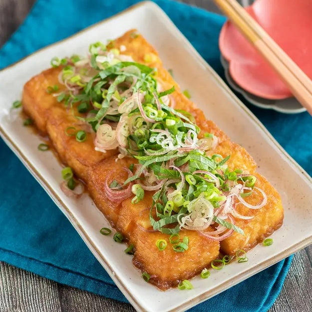 肉詰め厚揚げのおろしポン酢, 【厚揚げ買ったら絶対作って！】「ご飯が進む」「ボリューム満点すぎる！」おろしポン酢と食べる厚揚げの肉詰めレシピ, ピーマンと厚揚げのめんつゆにんにく炒め, 【ピーマンと厚揚げがこんなに合うとは】「この味つけ、天才かも」「子どもにも人気でした」ご飯が進みすぎて困るおかずレシピ, 薬味たっぷり厚揚げの照り焼き, 【厚揚げがここまで化けるとは】「薬味たっぷりでさっぱりウマい」「ご飯がススムやつだわ」コスパ抜群！メイン級のおかずレシピ