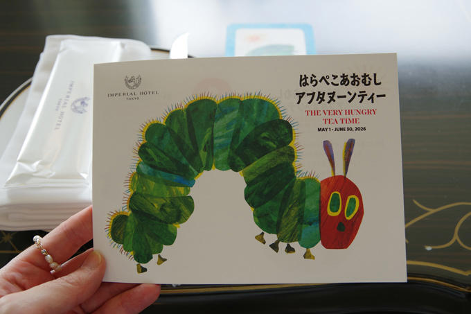 「はらぺこあおむしアフタヌーンティー～THE VERY HUNGRY TEA TIME～」＠帝国ホテル 東京, 1段目は「げつようびのりんご」や「かようびのなし」などスイーツたっぷり, はらぺこあおむしクッキー, “げつようびのりんご”のムース, “かようびのなし”のパイ, “きんようびのオレンジ”のタルト, メロンとフランボワーズのカクテル, 2段目は、食べごたえあるソーセージ！アイスクリームにはしかけが!?, プレーンスコーン＋いちごジャム, 骨付きソーセージとラタトゥイユ, アイスクリームに見立てたポテトサラダとコールスロー, サラミに穴をあけたのは…3段目はこちら！, カラフルピクルスとシーフードのサラダ, スモークサーモンとコーンのチーズクリームチャウダー, サラミと卵のサンドイッチ, スペシャルデザート, “ちょうちょ”のフルーツパンケーキ, はらぺこあおむしアフタヌーンティー～THE VERY HUNGRY TEA TIME～for KIDS, 名作絵本の世界を満喫！「はらぺこあおむしアフタヌーンティー～THE VERY HUNGRY TEA TIME～」, 「はらぺこあおむしアフタヌーンティー～THE VERY HUNGRY TEA TIME～ for KIDS」