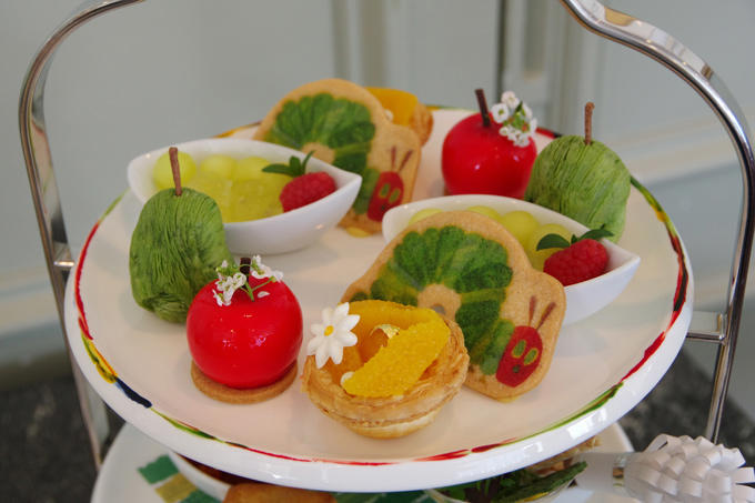 「はらぺこあおむしアフタヌーンティー～THE VERY HUNGRY TEA TIME～」＠帝国ホテル 東京, 1段目は「げつようびのりんご」や「かようびのなし」などスイーツたっぷり, はらぺこあおむしクッキー, “げつようびのりんご”のムース, “かようびのなし”のパイ, “きんようびのオレンジ”のタルト, メロンとフランボワーズのカクテル, 2段目は、食べごたえあるソーセージ！アイスクリームにはしかけが!?, プレーンスコーン＋いちごジャム, 骨付きソーセージとラタトゥイユ, アイスクリームに見立てたポテトサラダとコールスロー, サラミに穴をあけたのは…3段目はこちら！, カラフルピクルスとシーフードのサラダ, スモークサーモンとコーンのチーズクリームチャウダー, サラミと卵のサンドイッチ, スペシャルデザート, “ちょうちょ”のフルーツパンケーキ, はらぺこあおむしアフタヌーンティー～THE VERY HUNGRY TEA TIME～for KIDS, 名作絵本の世界を満喫！「はらぺこあおむしアフタヌーンティー～THE VERY HUNGRY TEA TIME～」, 「はらぺこあおむしアフタヌーンティー～THE VERY HUNGRY TEA TIME～ for KIDS」