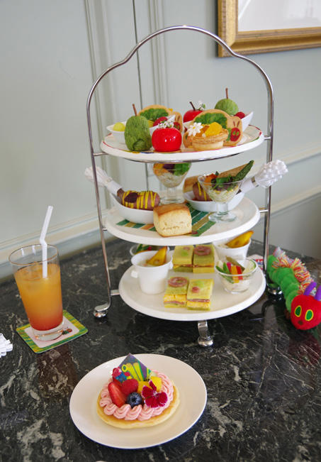 「はらぺこあおむしアフタヌーンティー～THE VERY HUNGRY TEA TIME～」＠帝国ホテル 東京, 1段目は「げつようびのりんご」や「かようびのなし」などスイーツたっぷり, はらぺこあおむしクッキー, “げつようびのりんご”のムース, “かようびのなし”のパイ, “きんようびのオレンジ”のタルト, メロンとフランボワーズのカクテル, 2段目は、食べごたえあるソーセージ！アイスクリームにはしかけが!?, プレーンスコーン＋いちごジャム, 骨付きソーセージとラタトゥイユ, アイスクリームに見立てたポテトサラダとコールスロー, サラミに穴をあけたのは…3段目はこちら！, カラフルピクルスとシーフードのサラダ, スモークサーモンとコーンのチーズクリームチャウダー, サラミと卵のサンドイッチ, スペシャルデザート, “ちょうちょ”のフルーツパンケーキ, はらぺこあおむしアフタヌーンティー～THE VERY HUNGRY TEA TIME～for KIDS, 名作絵本の世界を満喫！「はらぺこあおむしアフタヌーンティー～THE VERY HUNGRY TEA TIME～」, 「はらぺこあおむしアフタヌーンティー～THE VERY HUNGRY TEA TIME～ for KIDS」