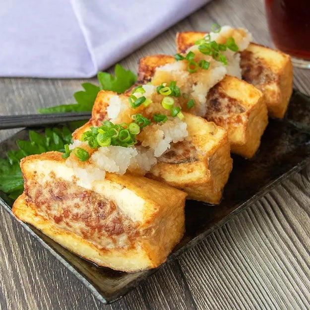 肉詰め厚揚げのおろしポン酢, 【厚揚げ買ったら絶対作って！】「ご飯が進む」「ボリューム満点すぎる！」おろしポン酢と食べる厚揚げの肉詰めレシピ, ピーマンと厚揚げのめんつゆにんにく炒め, 【ピーマンと厚揚げがこんなに合うとは】「この味つけ、天才かも」「子どもにも人気でした」ご飯が進みすぎて困るおかずレシピ, 薬味たっぷり厚揚げの照り焼き, 【厚揚げがここまで化けるとは】「薬味たっぷりでさっぱりウマい」「ご飯がススムやつだわ」コスパ抜群！メイン級のおかずレシピ