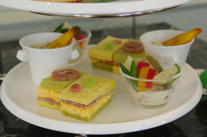 「はらぺこあおむしアフタヌーンティー～THE VERY HUNGRY TEA TIME～」＠帝国ホテル 東京, 1段目は「げつようびのりんご」や「かようびのなし」などスイーツたっぷり, はらぺこあおむしクッキー, “げつようびのりんご”のムース, “かようびのなし”のパイ, “きんようびのオレンジ”のタルト, メロンとフランボワーズのカクテル, 2段目は、食べごたえあるソーセージ！アイスクリームにはしかけが!?, プレーンスコーン＋いちごジャム, 骨付きソーセージとラタトゥイユ, アイスクリームに見立てたポテトサラダとコールスロー, サラミに穴をあけたのは…3段目はこちら！, カラフルピクルスとシーフードのサラダ, スモークサーモンとコーンのチーズクリームチャウダー, サラミと卵のサンドイッチ, スペシャルデザート, “ちょうちょ”のフルーツパンケーキ, はらぺこあおむしアフタヌーンティー～THE VERY HUNGRY TEA TIME～for KIDS, 名作絵本の世界を満喫！「はらぺこあおむしアフタヌーンティー～THE VERY HUNGRY TEA TIME～」, 「はらぺこあおむしアフタヌーンティー～THE VERY HUNGRY TEA TIME～ for KIDS」
