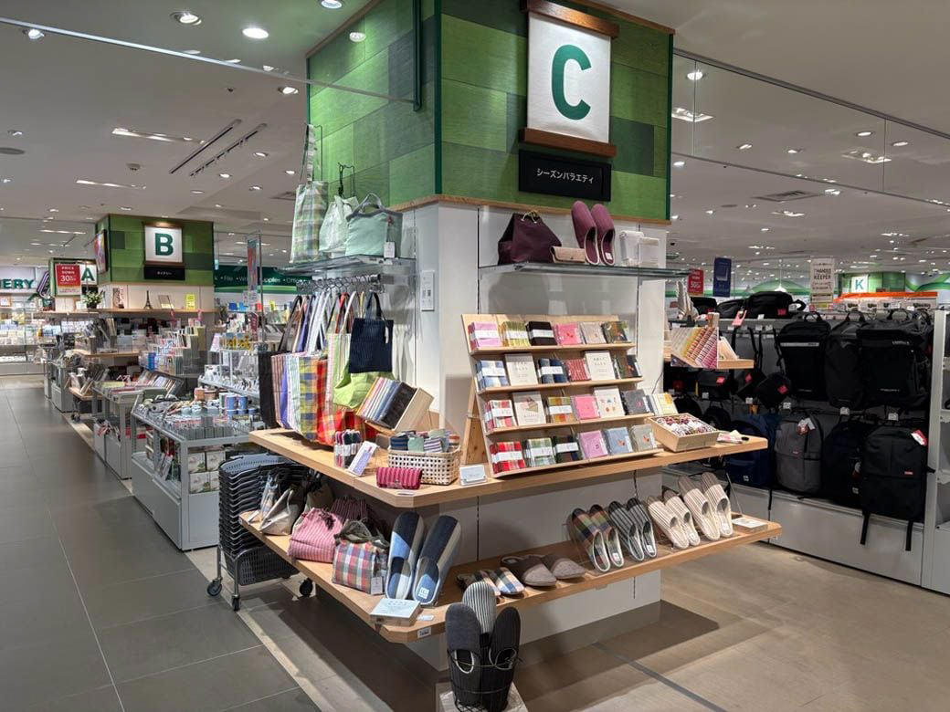 「遠州綿紬なら大丈夫」根拠のない自信があった, 百貨店の片隅で、運命の一冊を手渡された, サービスエリアという意外な活路, 障子もソファも。星野リゾートからの依頼, 善意が招いた落とし穴, 「長い歴史と文化の上で、ただ遊んでいるだけ」, 「消滅寸前ビジネス」の現在, 古くて「新しい」情景を未来へつなぐ