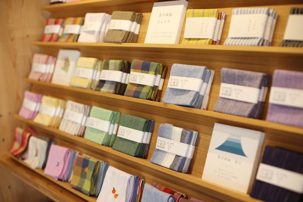「遠州綿紬なら大丈夫」根拠のない自信があった, 百貨店の片隅で、運命の一冊を手渡された, サービスエリアという意外な活路, 障子もソファも。星野リゾートからの依頼, 善意が招いた落とし穴, 「長い歴史と文化の上で、ただ遊んでいるだけ」, 「消滅寸前ビジネス」の現在, 古くて「新しい」情景を未来へつなぐ