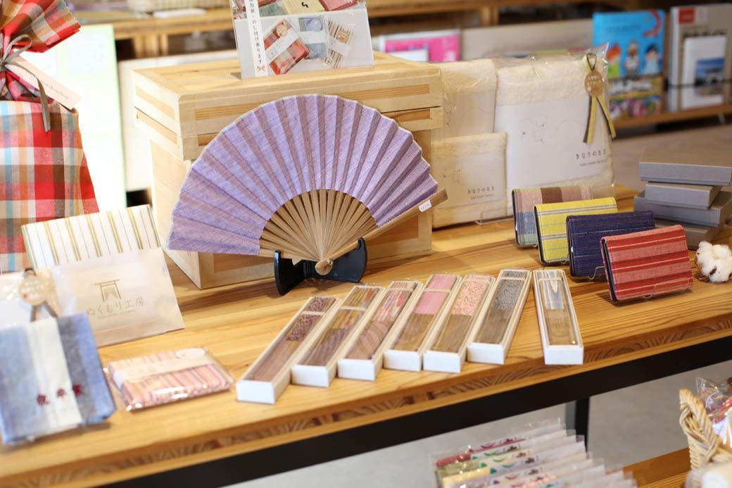 「遠州綿紬なら大丈夫」根拠のない自信があった, 百貨店の片隅で、運命の一冊を手渡された, サービスエリアという意外な活路, 障子もソファも。星野リゾートからの依頼, 善意が招いた落とし穴, 「長い歴史と文化の上で、ただ遊んでいるだけ」, 「消滅寸前ビジネス」の現在, 古くて「新しい」情景を未来へつなぐ