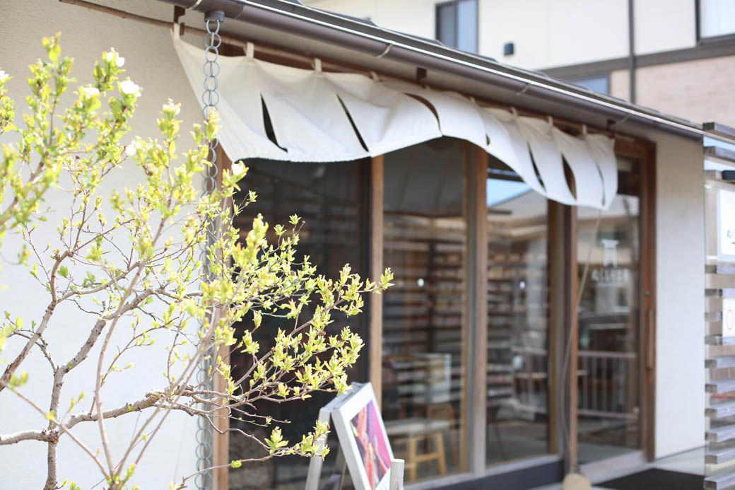 「遠州綿紬なら大丈夫」根拠のない自信があった, 百貨店の片隅で、運命の一冊を手渡された, サービスエリアという意外な活路, 障子もソファも。星野リゾートからの依頼, 善意が招いた落とし穴, 「長い歴史と文化の上で、ただ遊んでいるだけ」, 「消滅寸前ビジネス」の現在, 古くて「新しい」情景を未来へつなぐ