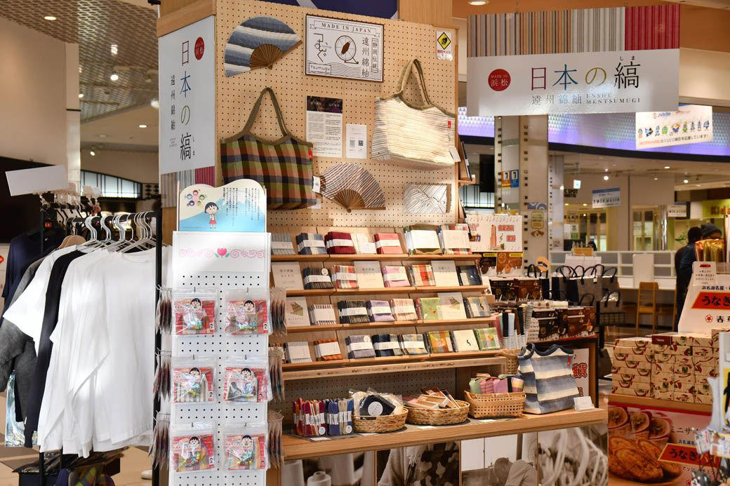 「遠州綿紬なら大丈夫」根拠のない自信があった, 百貨店の片隅で、運命の一冊を手渡された, サービスエリアという意外な活路, 障子もソファも。星野リゾートからの依頼, 善意が招いた落とし穴, 「長い歴史と文化の上で、ただ遊んでいるだけ」, 「消滅寸前ビジネス」の現在, 古くて「新しい」情景を未来へつなぐ