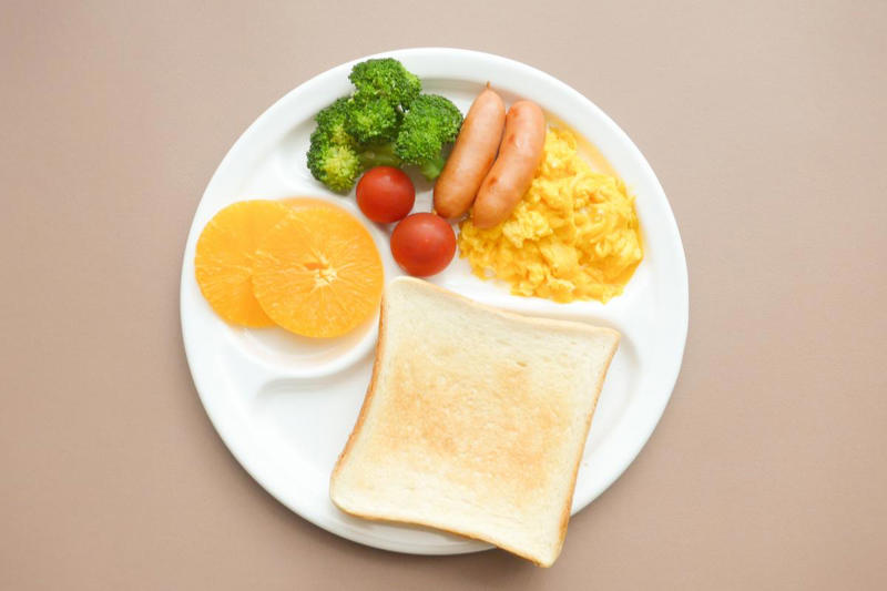 野田琺瑯のワンプレートディッシュ, まずは朝食を一皿にまとめてみました, 和食も使えて活躍の幅が広い, 琺瑯ならではの魅力もあります