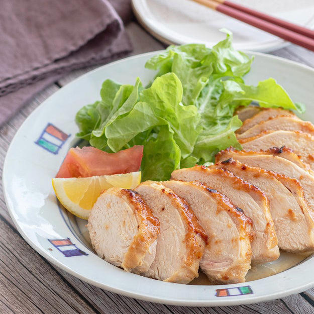 鶏むね肉のみそ漬け焼き, 「鶏むねならこれ一択」「ジューシーでほっぺが落ちたかと思った」漬けて焼くだけで家族が奪い合うおかずレシピ, 鶏むね肉のねぎ塩漬け, 【チンして漬けるだけで激うま】鶏むね肉とねぎ塩のリピ確おつまみ！！, 新玉ねぎと鶏むね肉の甘辛炒め, 【鶏むね肉、週一じゃ足らない】新玉ねぎと炒めるだけ。この味付けがうますぎる