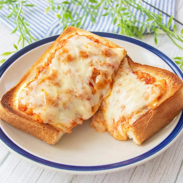 新玉ねぎトースト, 【お願いだから新玉ねぎで1回作ってみてほしい】新玉の甘さに驚く！トーストレシピ, 納豆チーズトースト, 【トーストにアレのせてみて】想像の10倍うまい！のせて焼くだけの簡単トーストレシピ, キムチチーズトースト, 【トーストにキムチを合わせたら想像を超えた】「これのためなら早起きできるわ」簡単アレンジトースト, 天かすチーズトースト, 【早起きしたくなるトーストはこれ】食パンが秒でなくなるコクうまトーストレシピ