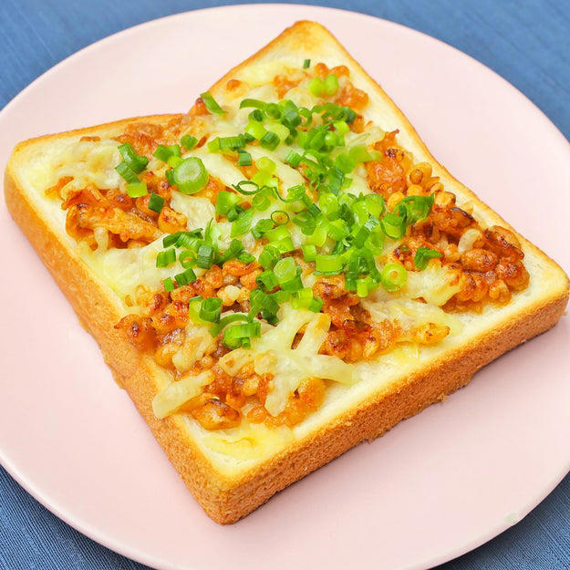 新玉ねぎトースト, 【お願いだから新玉ねぎで1回作ってみてほしい】新玉の甘さに驚く！トーストレシピ, 納豆チーズトースト, 【トーストにアレのせてみて】想像の10倍うまい！のせて焼くだけの簡単トーストレシピ, キムチチーズトースト, 【トーストにキムチを合わせたら想像を超えた】「これのためなら早起きできるわ」簡単アレンジトースト, 天かすチーズトースト, 【早起きしたくなるトーストはこれ】食パンが秒でなくなるコクうまトーストレシピ