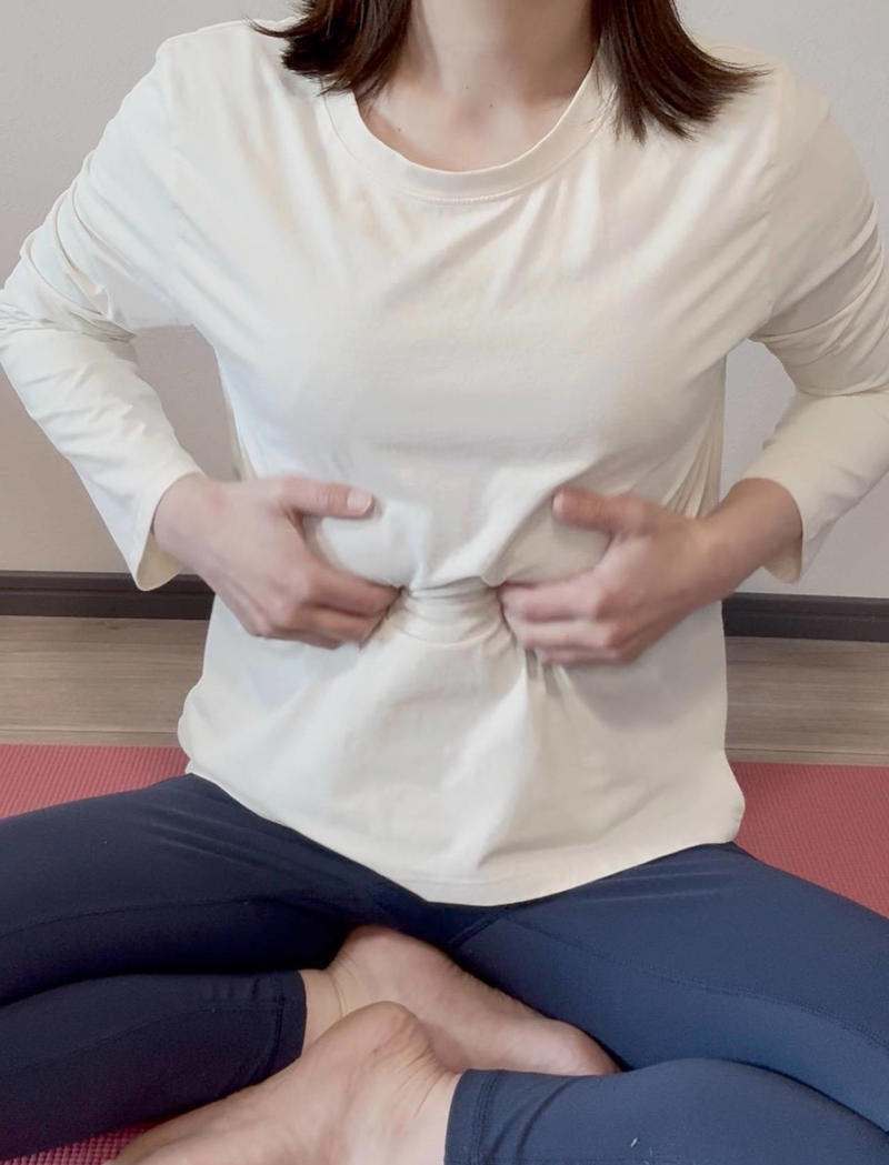 なぜ横隔膜は硬くなりやすいの？, ぽっこりお腹は「腹筋不足」だけが原因じゃない, まずは1分。横隔膜ほぐしで“呼吸が入る体”を取り戻そう, ぽっこりお腹を変えたいなら、まずは“土台の呼吸”から