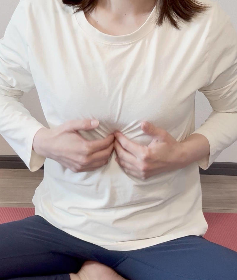 なぜ横隔膜は硬くなりやすいの？, ぽっこりお腹は「腹筋不足」だけが原因じゃない, まずは1分。横隔膜ほぐしで“呼吸が入る体”を取り戻そう, ぽっこりお腹を変えたいなら、まずは“土台の呼吸”から