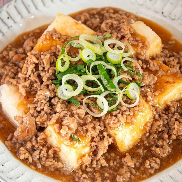揚げ出し麻婆豆腐, 【麻婆豆腐はこう作るとハマる】外カリ、中とろっ…一口でやみつき「揚げ出し麻婆豆腐」, 肉巻き豆腐の照り焼き, この肉巻き、中に何が入っているか分かる？ご飯が進むメインおかずレシピ, なすと豆腐のカレーマヨ炒め, 【なすと豆腐で作る節約おかず】ひき肉なしで大満足！絶品カレーマヨ炒めレシピ, 新玉ねぎと豆腐のふわふわ焼き, お好み焼きかと思いきや…【新玉ねぎと豆腐のふわふわ焼き】軽いのにウマすぎて止まらん, ふわとろ豆腐グラタン, 【じゃがいも全部こうして】牛乳なしでこのふわとろ。おかわり止まらん「豆腐グラタン」レシピ