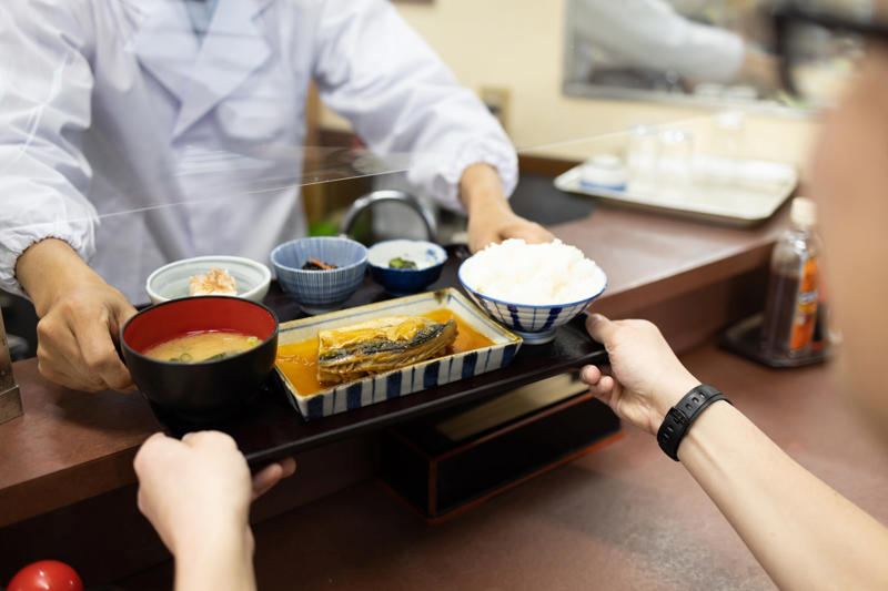 ●「妻のそばにいたい」脱サラして定食屋を始めた, ●開業当初に資材高騰のあおりを受けた, ●定食屋を襲った米の値上がり「働き詰めで夫婦の収入は20万円」, ●経理担当の妻は「督促電話」に追い詰められた, ●「待てません」信金の督促は店まで, ●妻は携帯の呼び出し音に恐怖を感じるようになった, ●倒れた妻、追い詰められた夫婦, ●弁護士に債務整理を依頼, ●「お金を借りる側はすごい弱い立場」, ●家族と常連客がいるから頑張れる