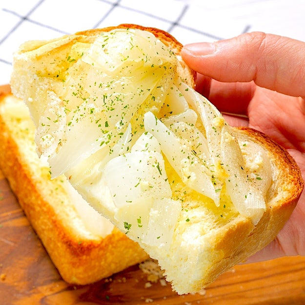 新玉ねぎトースト, 【お願いだから新玉ねぎで1回作ってみてほしい】新玉の甘さに驚く！トーストレシピ, 納豆チーズトースト, 【トーストにアレのせてみて】想像の10倍うまい！のせて焼くだけの簡単トーストレシピ, キムチチーズトースト, 【トーストにキムチを合わせたら想像を超えた】「これのためなら早起きできるわ」簡単アレンジトースト, 天かすチーズトースト, 【早起きしたくなるトーストはこれ】食パンが秒でなくなるコクうまトーストレシピ