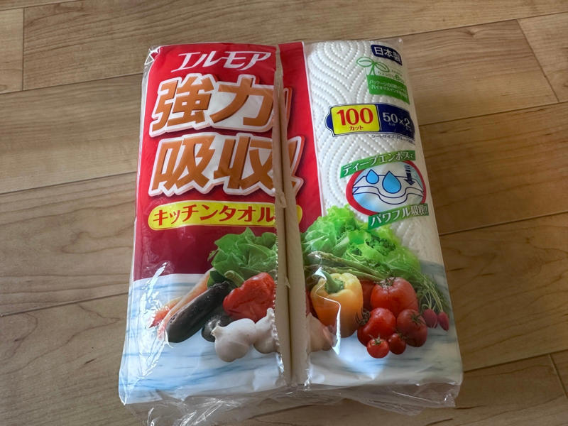 パックに残ったキッチンペーパーをどう保管する？, 外装ビニールはゴミじゃない, 1.外装の真ん中に切り込みを入れる, 2.1本取り出して、外装で包む, 買い足し不要！「身近な工夫」で叶えるホコリ対策＆スマートなキッチン