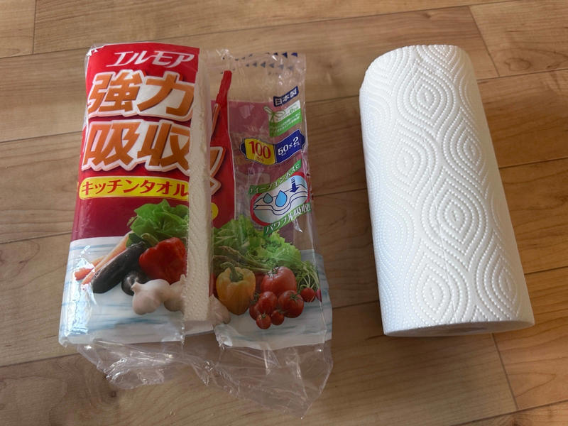 パックに残ったキッチンペーパーをどう保管する？, 外装ビニールはゴミじゃない, 1.外装の真ん中に切り込みを入れる, 2.1本取り出して、外装で包む, 買い足し不要！「身近な工夫」で叶えるホコリ対策＆スマートなキッチン