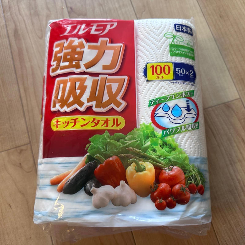 パックに残ったキッチンペーパーをどう保管する？, 外装ビニールはゴミじゃない, 1.外装の真ん中に切り込みを入れる, 2.1本取り出して、外装で包む, 買い足し不要！「身近な工夫」で叶えるホコリ対策＆スマートなキッチン