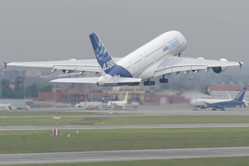 エアバスA380 初飛行 2005年4月27日, マクドネル・ダグラス 設立 1967年4月28日, ボーイング747-400 初飛行 1988年4月29日, タスマン・エンパイア・エアウェイズ(TEAL) 運航開始 1940年4月30日, 長崎空港 開港 1975年5月1日, BOAC、DH.106コメット運航開始 1952年5月2日, エアバスA310 初飛行 1982年5月3日