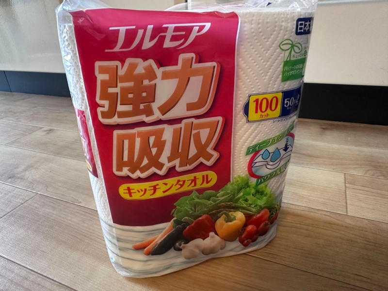 パックに残ったキッチンペーパーをどう保管する？, 外装ビニールはゴミじゃない, 1.外装の真ん中に切り込みを入れる, 2.1本取り出して、外装で包む, 買い足し不要！「身近な工夫」で叶えるホコリ対策＆スマートなキッチン