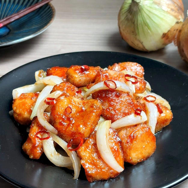 鶏むね肉のみそ漬け焼き, 「鶏むねならこれ一択」「ジューシーでほっぺが落ちたかと思った」漬けて焼くだけで家族が奪い合うおかずレシピ, 鶏むね肉のねぎ塩漬け, 【チンして漬けるだけで激うま】鶏むね肉とねぎ塩のリピ確おつまみ！！, 新玉ねぎと鶏むね肉の甘辛炒め, 【鶏むね肉、週一じゃ足らない】新玉ねぎと炒めるだけ。この味付けがうますぎる