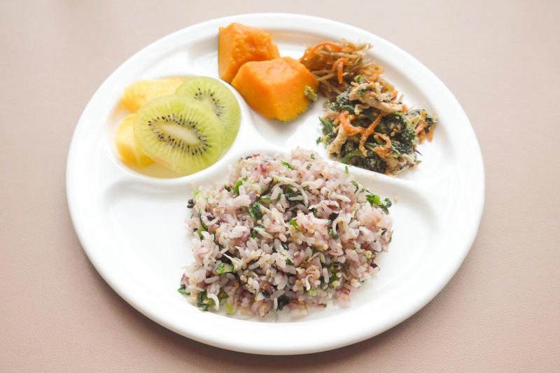 野田琺瑯のワンプレートディッシュ, まずは朝食を一皿にまとめてみました, 和食も使えて活躍の幅が広い, 琺瑯ならではの魅力もあります