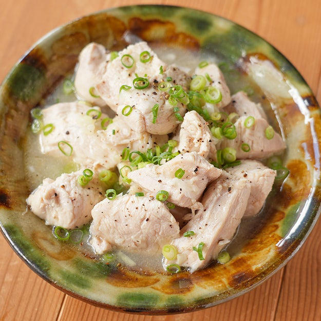 鶏むね肉のみそ漬け焼き, 「鶏むねならこれ一択」「ジューシーでほっぺが落ちたかと思った」漬けて焼くだけで家族が奪い合うおかずレシピ, 鶏むね肉のねぎ塩漬け, 【チンして漬けるだけで激うま】鶏むね肉とねぎ塩のリピ確おつまみ！！, 新玉ねぎと鶏むね肉の甘辛炒め, 【鶏むね肉、週一じゃ足らない】新玉ねぎと炒めるだけ。この味付けがうますぎる