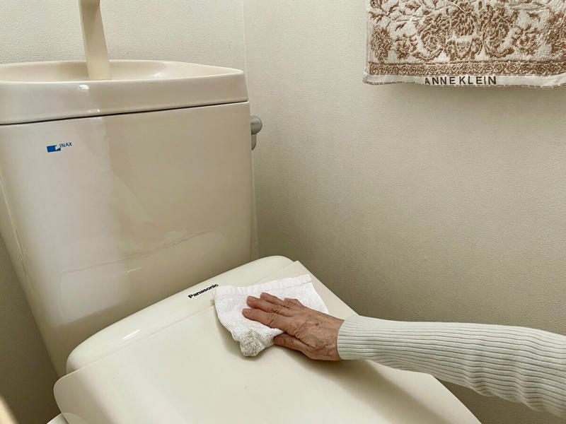 いくつかの家事を「やめる」と決めたきっかけ, 階段の掃除は1日おきに, 廊下の掃除は2日おきに, 毎日の洗濯をやめて2〜3日に1回にまとめた, トイレ掃除だけは毎日続けています, やめたことで感じた変化, 無理を減らすことも、暮らしを整えるひとつ