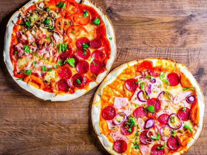 驚きの事実。「ピザ」と「ピッツァ」は別物だった！, アメリカの「ピザ」はこんな食べ物, 【ピザの成り立ち】, 【ピザの正しい食べ方】, 【ピザの焼き方】, イタリアの「ピッツァ」はこんな食べ物, 【ピッツァの成り立ち】, 【ピッツァの特徴】, 【ピッツァの正しい食べ方】, 【ピッツァの焼き方】, 「ピザ」と「ピッツァ」の違い【わかりやすいまとめ】