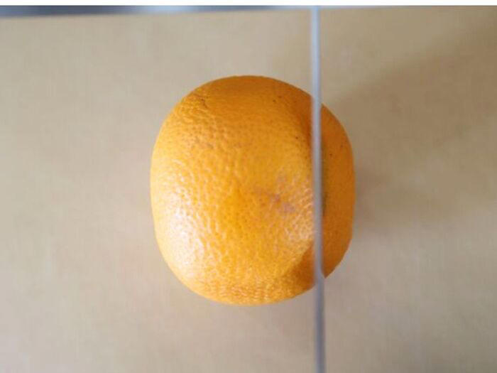 はっさく・夏みかんの皮の上手なむき方, １．上下を切り落とす, ２．りんごの皮むきのように外皮をむく, ３．房を分けて、薄皮をむく, すべての房から果を取り出せば完成！