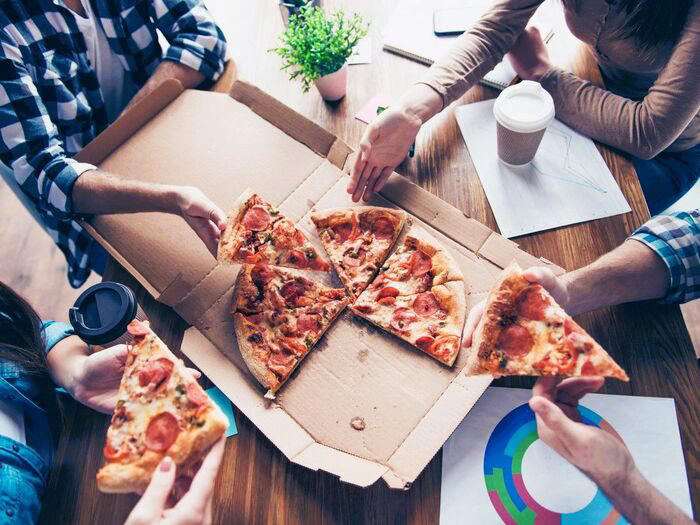驚きの事実。「ピザ」と「ピッツァ」は別物だった！, アメリカの「ピザ」はこんな食べ物, 【ピザの成り立ち】, 【ピザの正しい食べ方】, 【ピザの焼き方】, イタリアの「ピッツァ」はこんな食べ物, 【ピッツァの成り立ち】, 【ピッツァの特徴】, 【ピッツァの正しい食べ方】, 【ピッツァの焼き方】, 「ピザ」と「ピッツァ」の違い【わかりやすいまとめ】