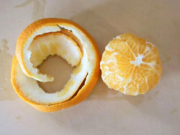 はっさく・夏みかんの皮の上手なむき方, １．上下を切り落とす, ２．りんごの皮むきのように外皮をむく, ３．房を分けて、薄皮をむく, すべての房から果を取り出せば完成！