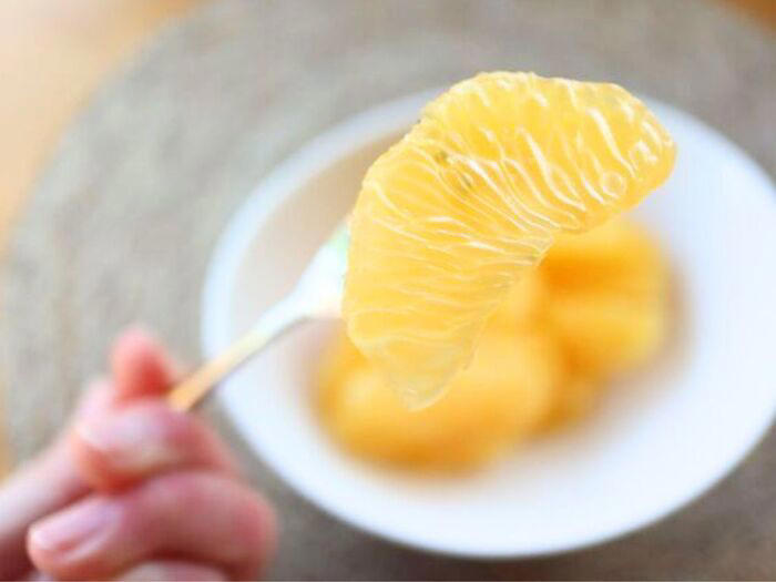はっさく・夏みかんの皮の上手なむき方, １．上下を切り落とす, ２．りんごの皮むきのように外皮をむく, ３．房を分けて、薄皮をむく, すべての房から果を取り出せば完成！