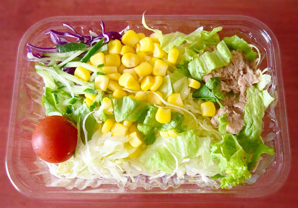 最も重量があり、お得なのはセブン-イレブン「ツナたまごコーンのサラダ」, セブン-イレブン「ツナたまごコーンのサラダ」235円（税込）実食レポ, ローソン「シーチキン＆コーンサラダ」289円（税込）実食レポ, ファミリーマート「シーチキン&amp;コーンサラダ」268円（税込）実食レポ, コスパで選ぶならばセブン-イレブン「ツナたまごコーンのサラダ」がおすすめ
