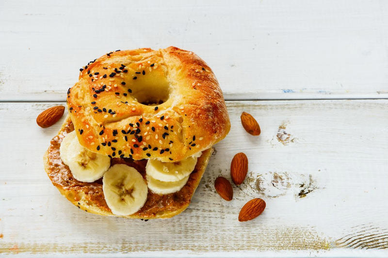 เจาะเทรนด์ "เบเกิล" (Bagel) อาหารเช้ายอดฮิตที่มากกว่าแค่แฟชั่น ส่องประโยชน์และสูตรลดน้ำหนักฉบับทำเอง, ทำไม "เบเกิล" ถึงกลายเป็นเมนูสุดฮิตใน คาเฟ่ และกลุ่มคนรักสุขภาพ?, เบเกิล ดีต่อสุขภาพอย่างไร? ทางเลือกใหม่ของคน "ลดน้ำหนัก", ควรกินคู่กับอะไร? เพื่อเสริมสร้างกล้ามเนื้อและสุขภาพที่ดี, 3 สูตร "เมนูเบเกิลทำเอง" ง่ายๆ ที่บ้าน ตอบโจทย์เช้าวันทำงาน