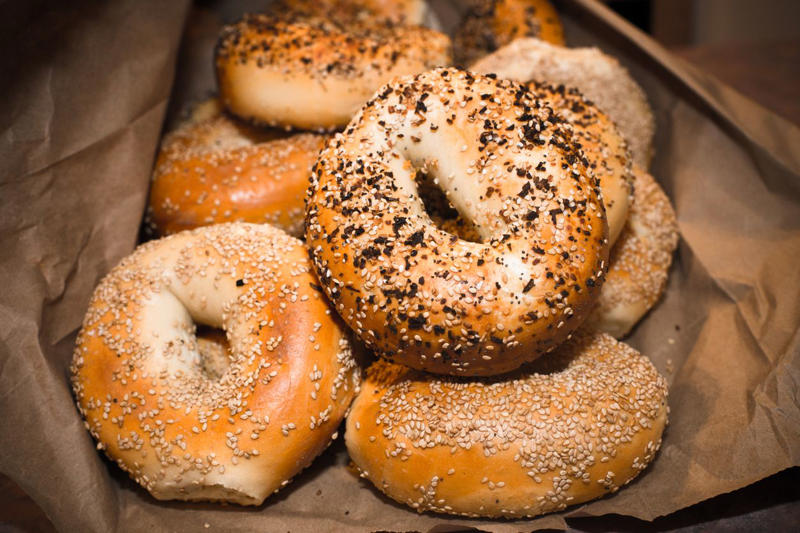 เจาะเทรนด์ "เบเกิล" (Bagel) อาหารเช้ายอดฮิตที่มากกว่าแค่แฟชั่น ส่องประโยชน์และสูตรลดน้ำหนักฉบับทำเอง, ทำไม "เบเกิล" ถึงกลายเป็นเมนูสุดฮิตใน คาเฟ่ และกลุ่มคนรักสุขภาพ?, เบเกิล ดีต่อสุขภาพอย่างไร? ทางเลือกใหม่ของคน "ลดน้ำหนัก", ควรกินคู่กับอะไร? เพื่อเสริมสร้างกล้ามเนื้อและสุขภาพที่ดี, 3 สูตร "เมนูเบเกิลทำเอง" ง่ายๆ ที่บ้าน ตอบโจทย์เช้าวันทำงาน