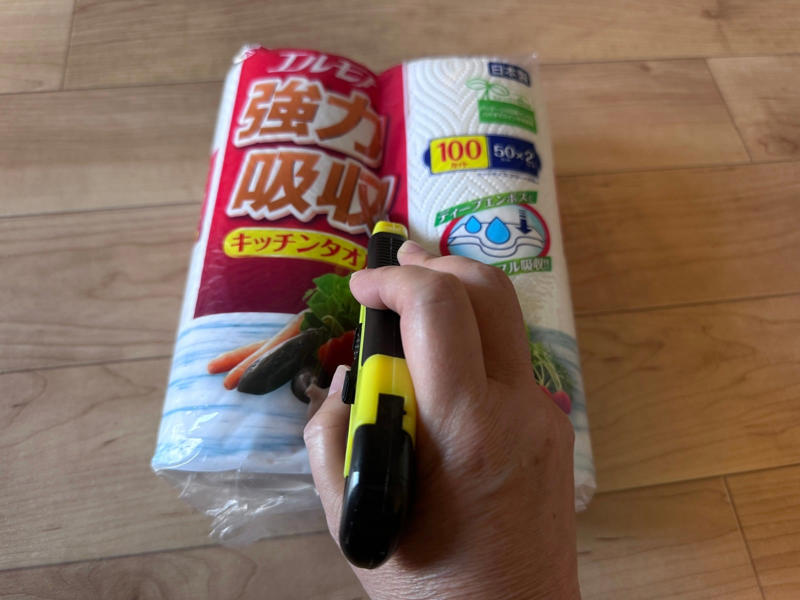 パックに残ったキッチンペーパーをどう保管する？, 外装ビニールはゴミじゃない, 1.外装の真ん中に切り込みを入れる, 2.1本取り出して、外装で包む, 買い足し不要！「身近な工夫」で叶えるホコリ対策＆スマートなキッチン