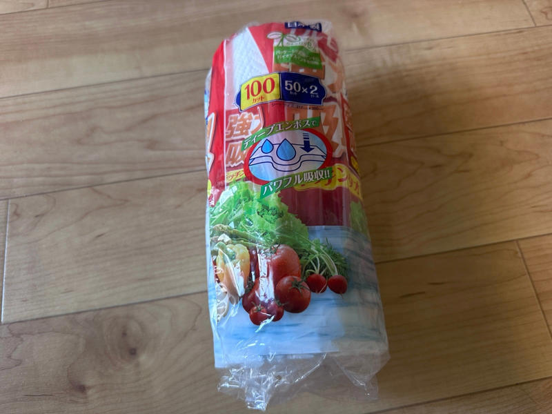 パックに残ったキッチンペーパーをどう保管する？, 外装ビニールはゴミじゃない, 1.外装の真ん中に切り込みを入れる, 2.1本取り出して、外装で包む, 買い足し不要！「身近な工夫」で叶えるホコリ対策＆スマートなキッチン