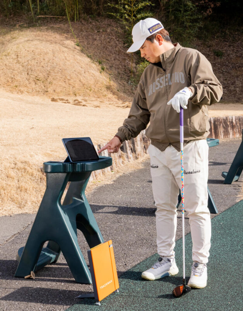 今どきドライバーはボールを15センチ、左に置いて打つ！, 最新ドライバーに〝買い替えたら飛ぶ〞はホント！, 飛ばしはスピードやパワーよりも〝当てるまで〞が大事！, その結果｜ボール位置を「１５センチ、左に移動」した！, ボール位置「左足前」で50ヤード以上も飛距離アップ！, ボール位置を左に動かしたことで「インサイドアッパー」で打てた！, ココが飛ばないアマチュアの３大欠点！, 最下点からの距離に注目です！, これまでよりも15センチも左でＯＫ！左寄りに慣れよう！, アマチュアの「左カカトの前」は思ったよりも中にある！, ボール位置を変えたあとは「アドレスの向き」に注意！, 注意！右肩を前に出さない, 注意！体を右向きにしない, 体を左に動かすとヘッドはインサイドの低い位置から入る, 「頭」と「骨盤の右側」も左に動かす, 右手１本で低い球を打つ！, スマッシュファクター「１．５４」を記録！ワッグルオリジナルシャフト「Ｗａｖｅ」好評発売中！